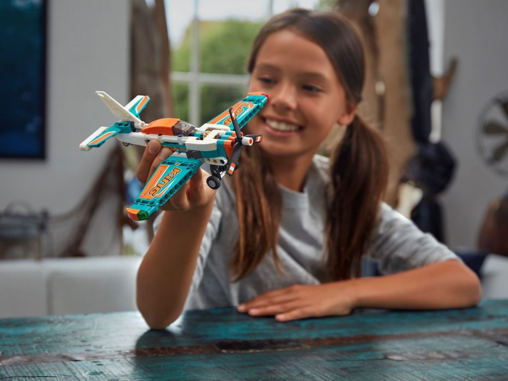 Novedad LEGO Technic de 2021 - El Avíon de Carreras